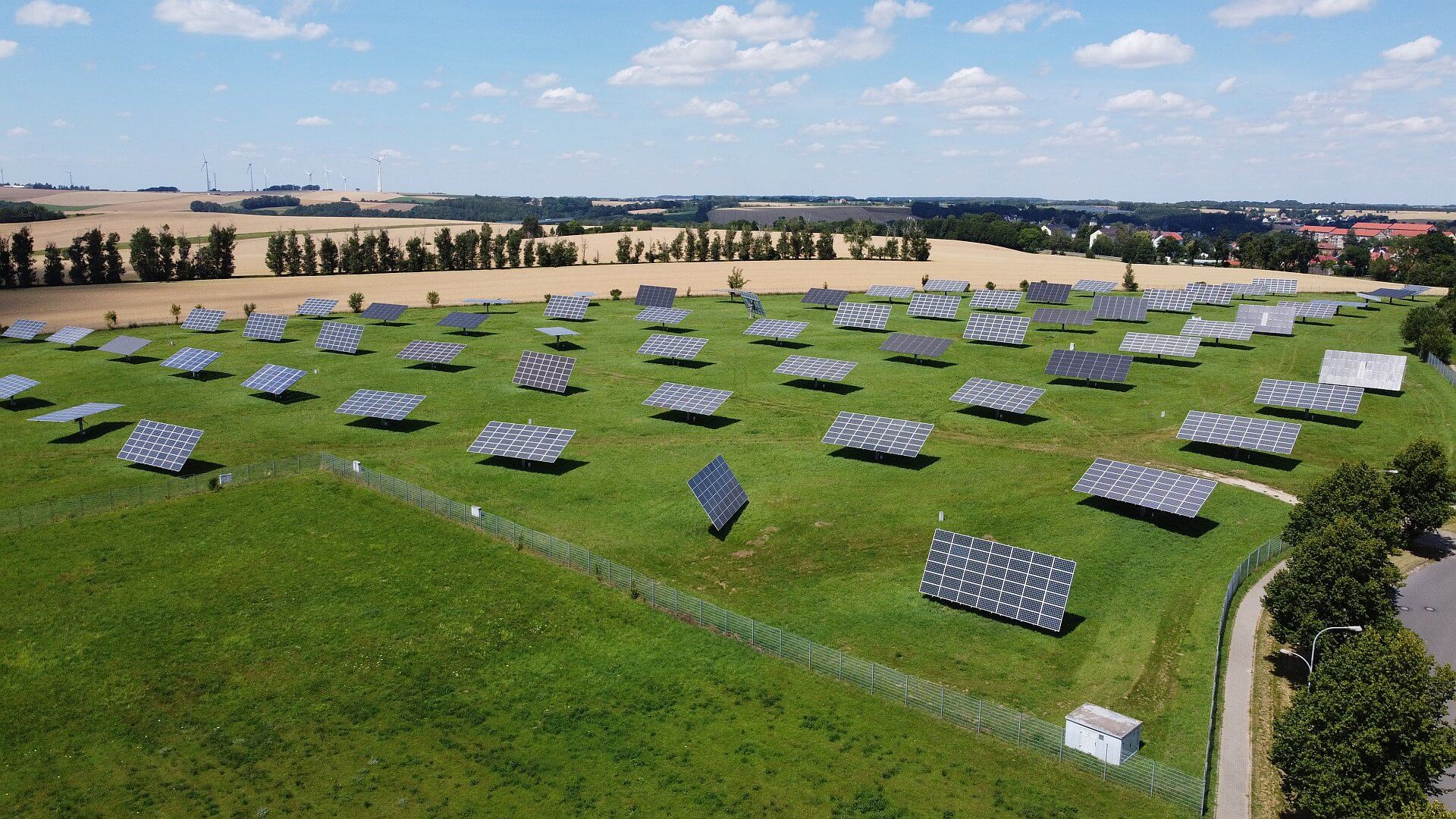 Blick aus der Vogelperspektive über den Solarpark Tauscha