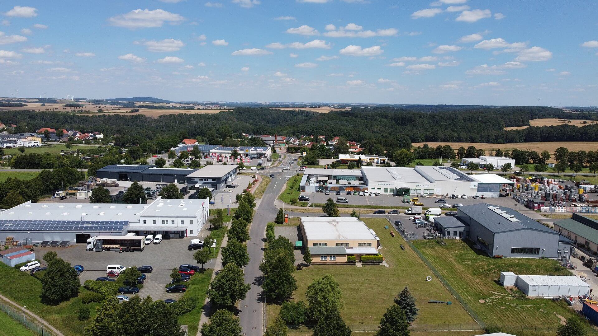 Ein Blick aus der Vogelperspektive über das Gewerbegebiet Tauscha. Es sind Fabrikhallen zu sehen